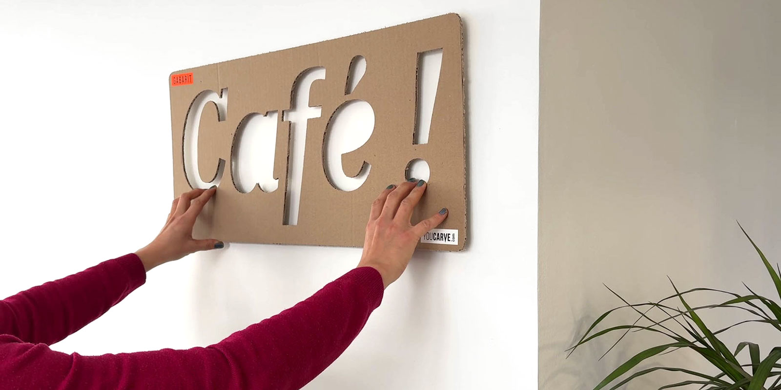 Pose logo mural en bois - Etape 2b Positionnement du gabarit de pose au mur