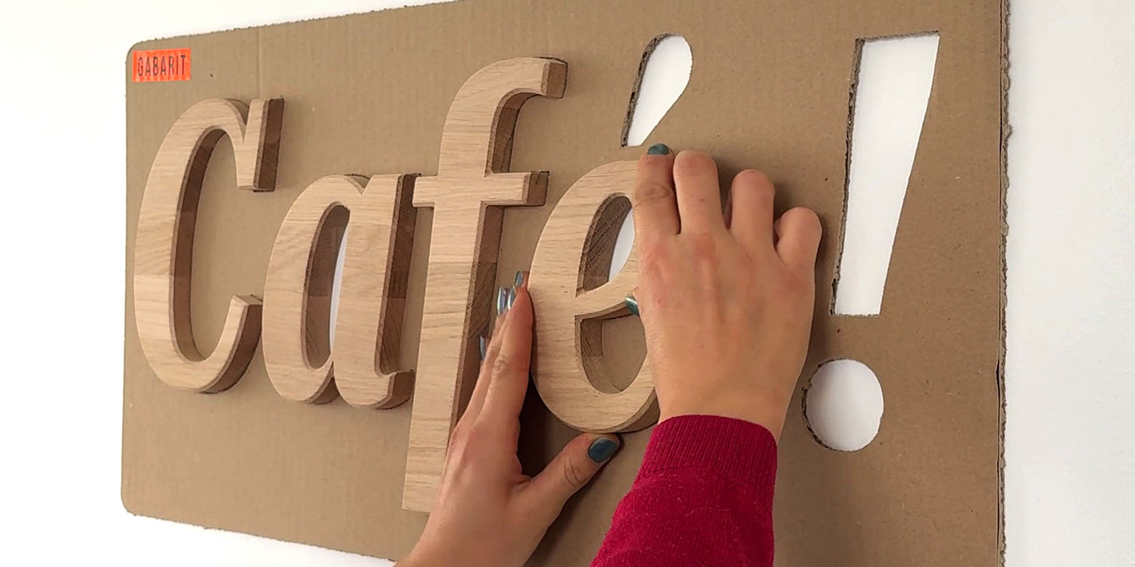 Pose logo mural en bois - Etape 3b Insertion et fixation des lettres en bois dans le gabarit de positionnement