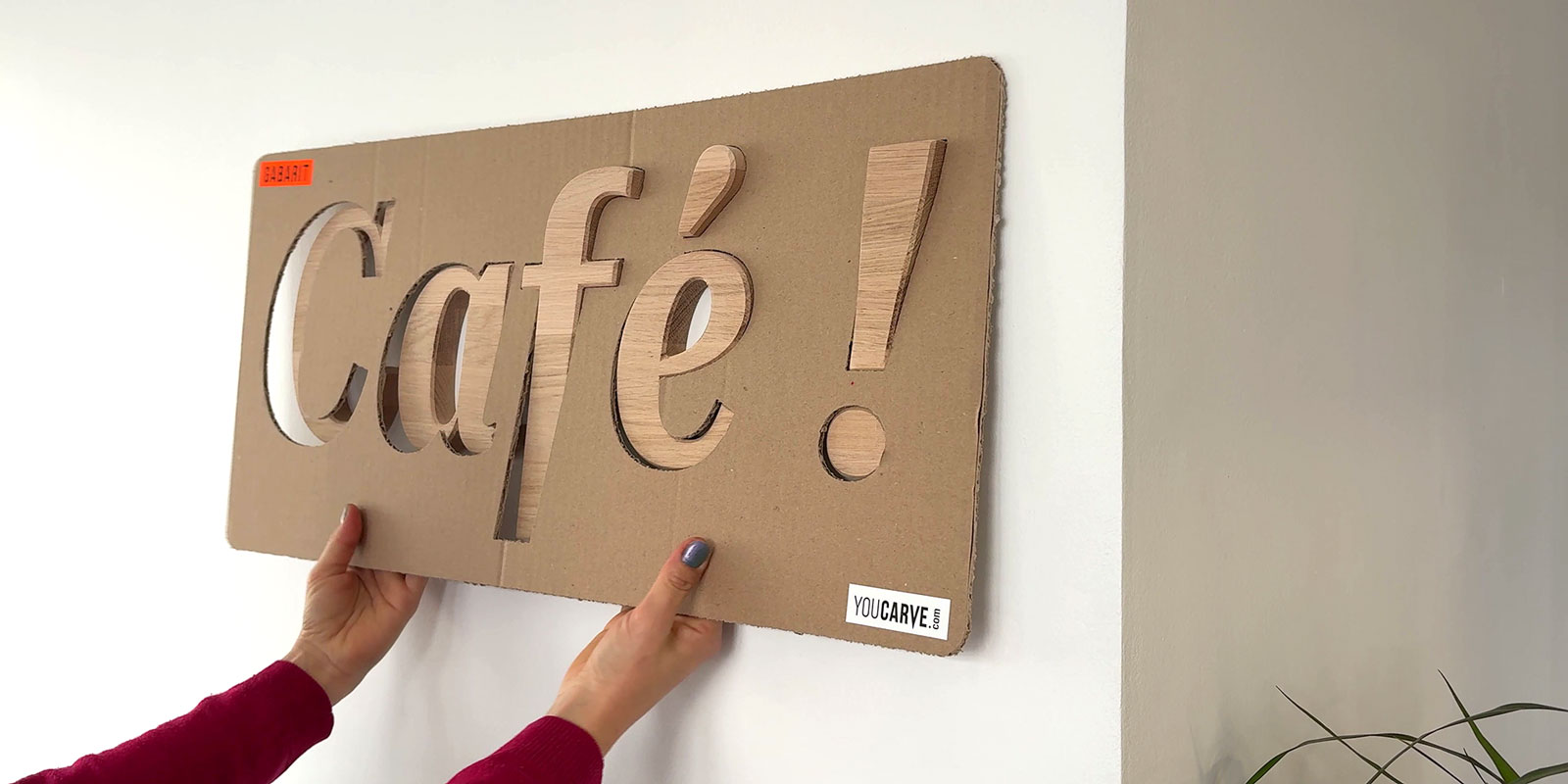 Pose logo mural en bois - Etape 4 Retrait du gabarit en carton