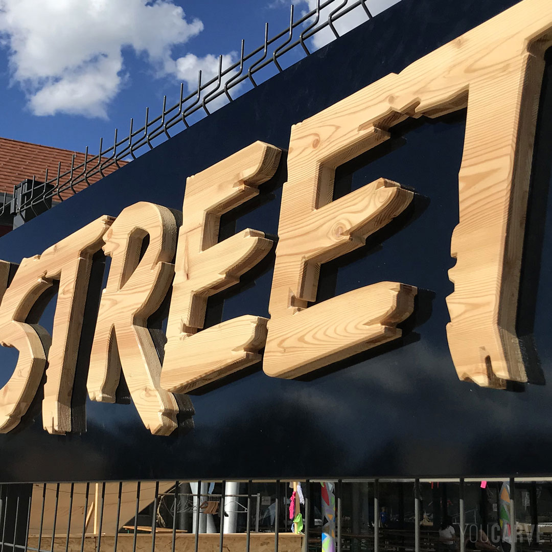 Réalisé par Festi’Street : enseigne pour le festival de street arts à Mens, lettres découpées en bois (mélèze épaisseur 26 mm).