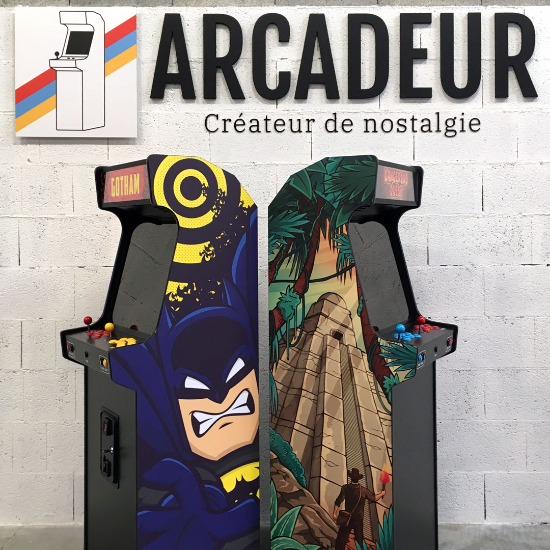 Réalisé par IPP pour Arcadeur (fabricant de bornes d'arcade à Annecy) : logo mural en relief, découpe sur-mesure en PVC expansé noir ép. 19 mm et alu-dibond noir mat ép. 3 mm, fixation mousse-double-face avec gabarit de positionnement.