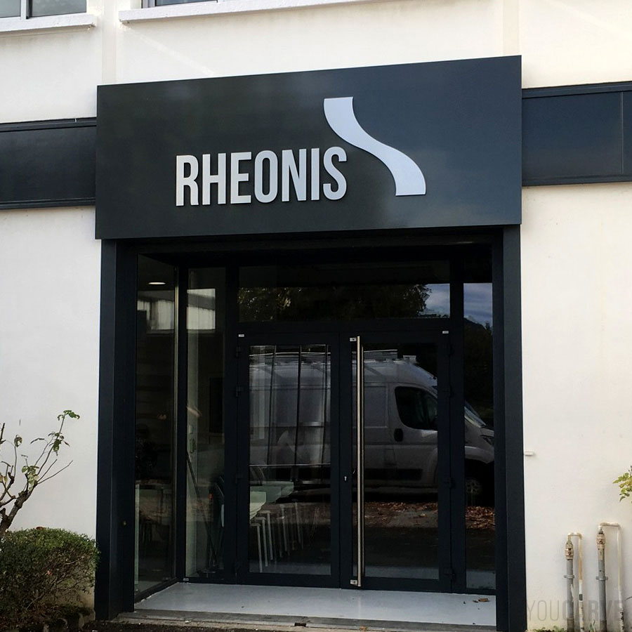 Réalisé par IPP pour Rheonis, enseigne avec lettres découpées en dibond-aluminium brossé, (épaisseur 3 mm), fixation sur entretoises avec gabarit de perçage