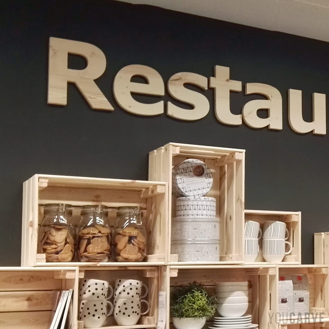 Réalisé par Ikea à Hénin-Beaumont: signalétique intérieure pour l’espace restaurant, lettres découpées en bois (épicéa épaisseur 19 mm), fixation mousse-double-face avec gabarit de positionnement.