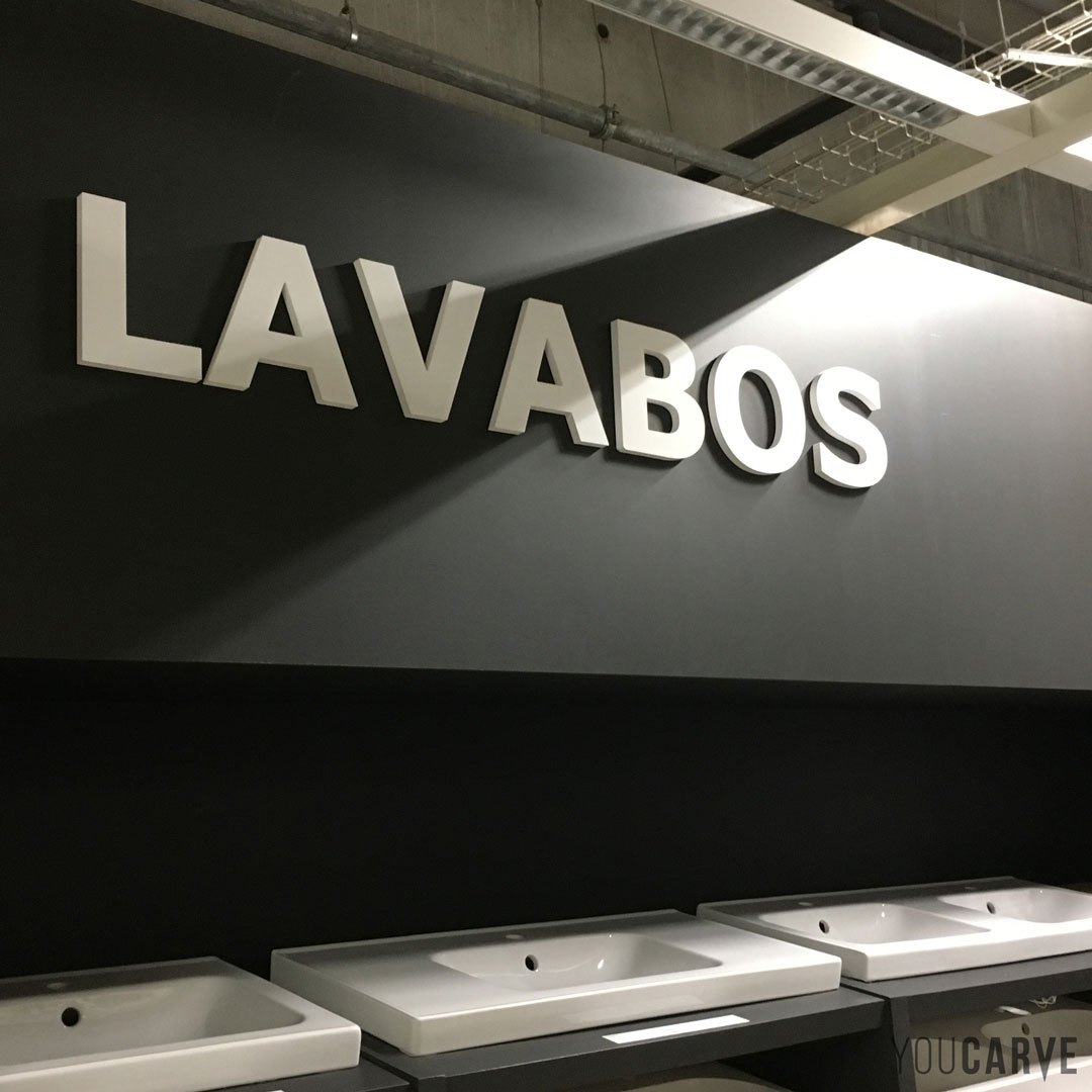 Réalisé par Ikea Nantes : signalétique espace lavabos, lettres découpées en PVC expansé blanc épaisseur 19 mm, fixation FIXATION mousse-double-face avec gabarit de positionnement / sur entretoises avec gabarit de perçage.