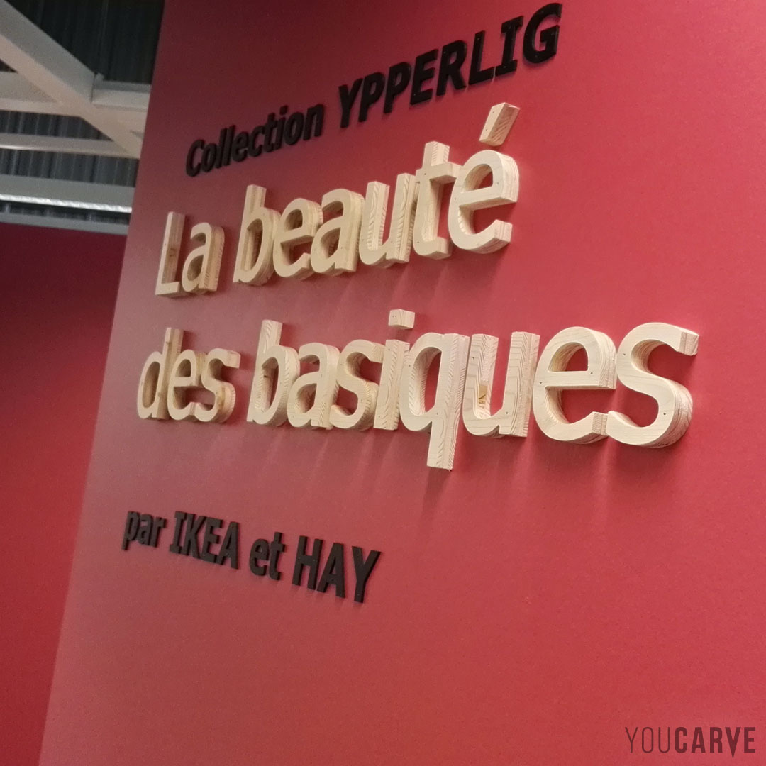 Réalisé par Ikea : signalétique intérieure « La beauté des basiques », lettres découpées en bois (épicéa épaisseur 19 mm), fixation mousse-double-face avec gabarit de positionnement.