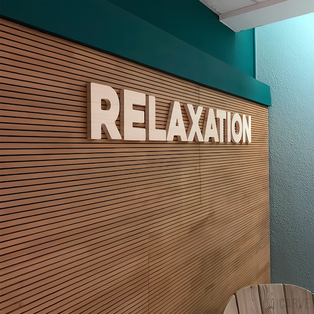 Réalisé par l’atelier Impressions Lannion : signalétique et décoration intérieure espace relaxation pour un centre de bien-être, lettres découpées en bois (bambou naturel épaisseur 19 mm), fixation mousse-double-face avec gabarit de positionnement.