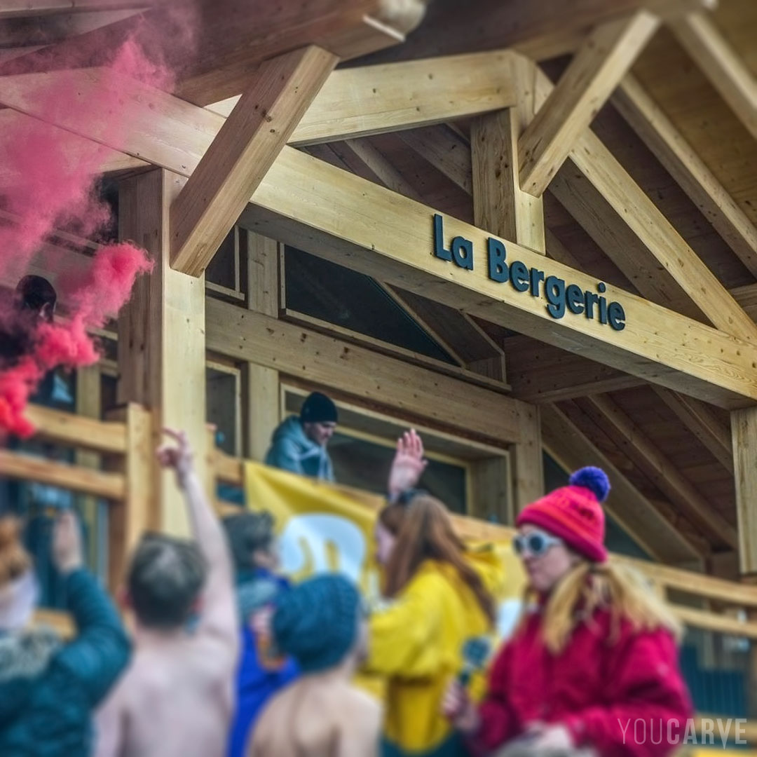 Réalisé par La Bergerie : enseigne bar-restaurant d’altitude à La Plagne, lettres découpées en PVC expansé noir épaisseur 19 mm, fixation sur entretoises avec gabarit de perçage.