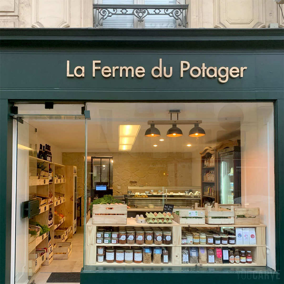 Réalisé par La Ferme du Potager : enseigne de magasin (vente de produits du terroir) à Versailles, lettres découpées en bois (mélèze épaisseur 19 mm), installation avec gabarit de positionnement.