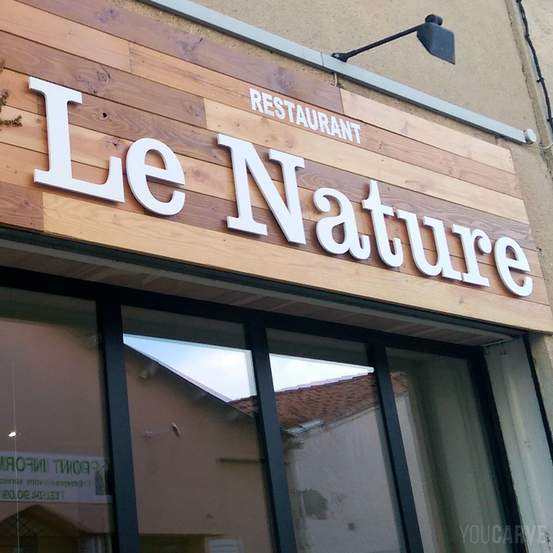 Réalisé par Le Nature : enseigne restaurant à Pertuis, lettres découpées en PVC expansé blanc épaisseur 19 mm, fixation sur entretoises avec gabarit de perçage.