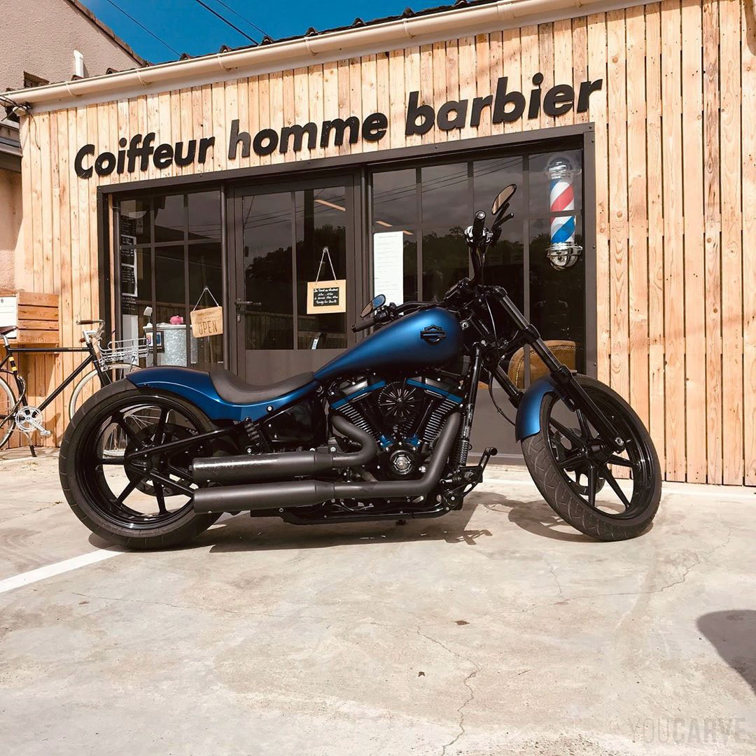 Réalisé par Le Vestiaire des Garçons : enseigne coiffeur barbier à Blagnac, lettres fabriquées en PVC expansé noir épaisseur 10 mm.