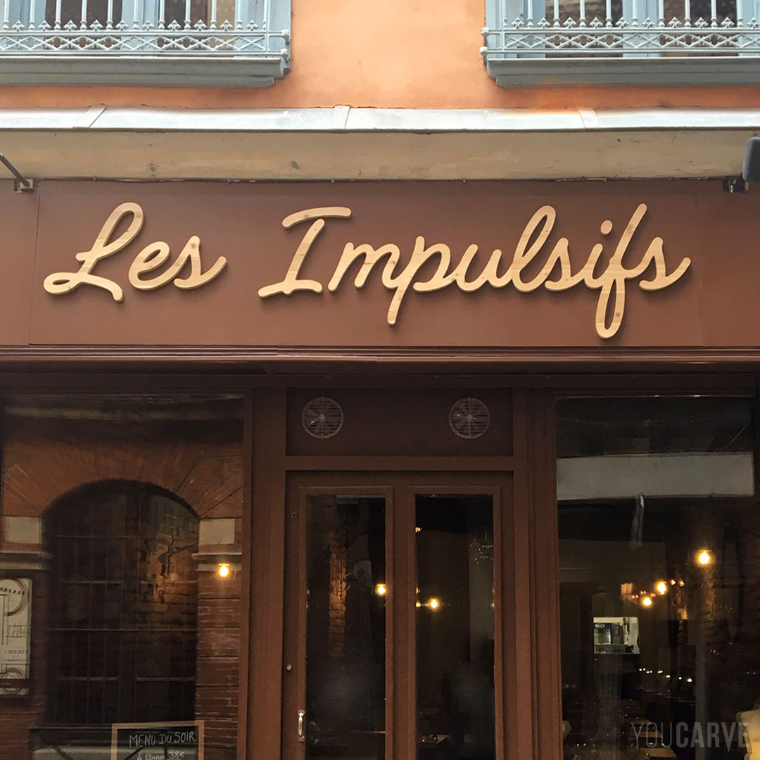 Réalisé par Les Impulsifs, restaurant cuisine traditionnelle française à Toulouse, enseigne en bois (mélèze épaisseur 19 mm).