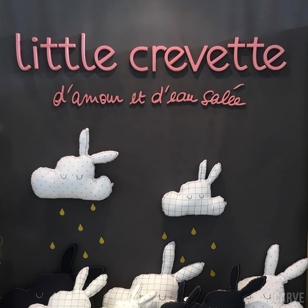 Réalisé par Little Crevette (créateur pour bébé et cadeaux de naissance) : logo mural en relief, découpe sur-mesure en PVC expansé blanc épaisseur 19 mm et 10 mm, mise en couleur (peinture) et installation par notre client.