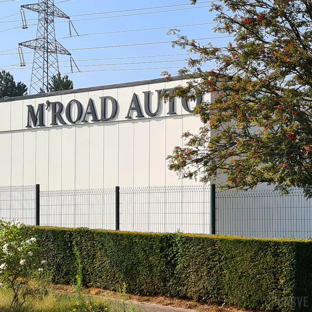 Réalisé par M'Road Auto : enseigne garage automobile à Wambrechies, lettres découpées en PVC expansé noir épaisseur 19 mm, fixation sur entretoises avec gabarit de perçage.