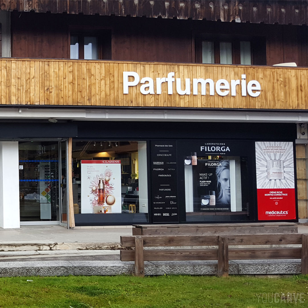 Réalisé par la Pharmacie des Gets : enseigne parfumerie, lettres découpées en PVC expansé blanc épaisseur 19 mm, fixation sur entretoises avec gabarit de perçage.