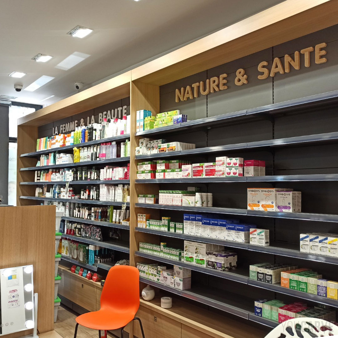 Réalisé par la pharmacie du Capitou, signalétique intérieure avec lettrages et pictogrammes en bois et en PVC.