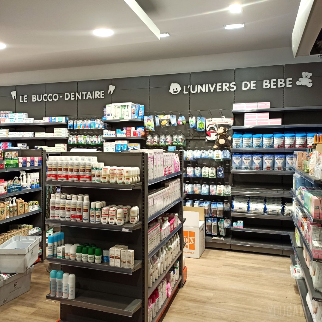 Réalisé par la Pharmacie du Capitou : signalétique de pharmacie, lettres et pictogrammes découpés en PVC expansé blanc, fixation mousse-double-face.