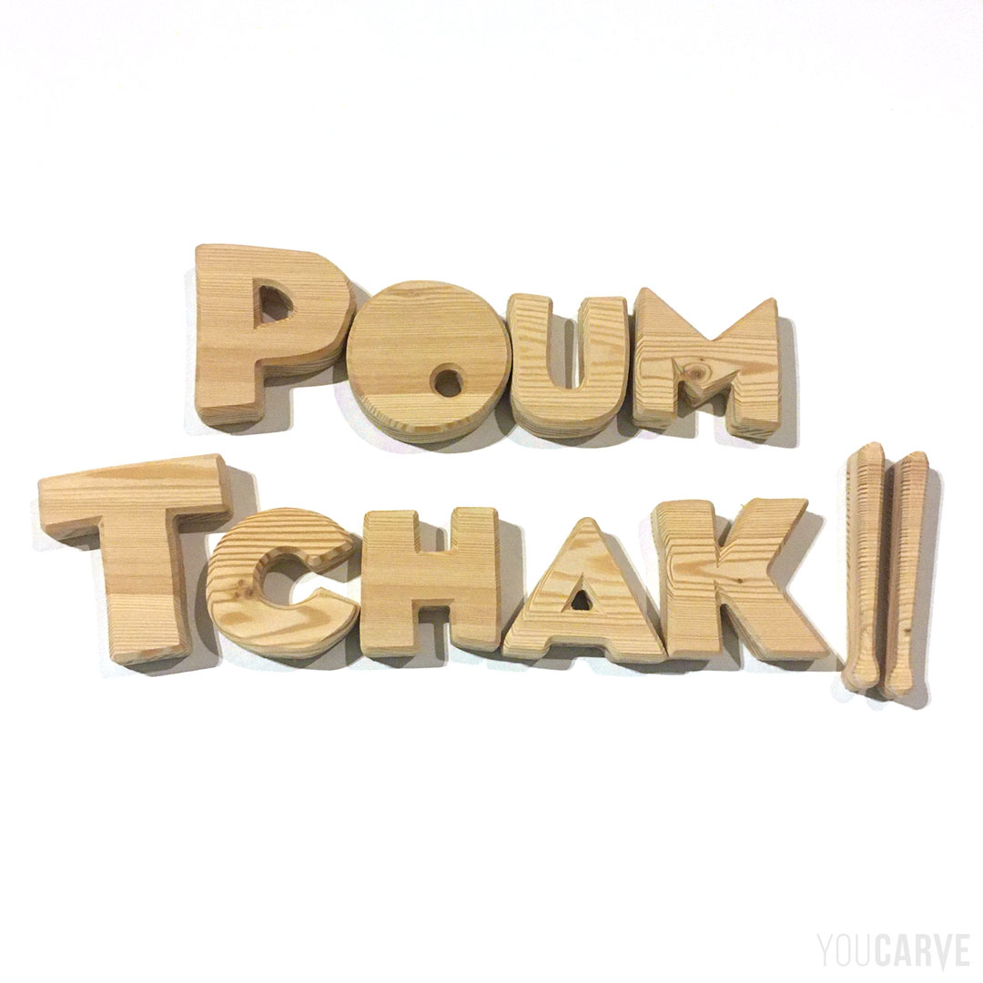 Réalisé par PoumTchak (enseignement musical) : logo mural en bois, découpe sur-mesure mélèze en ép. 19 mm avec finition chanfreinée, fixation mousse-double-face.