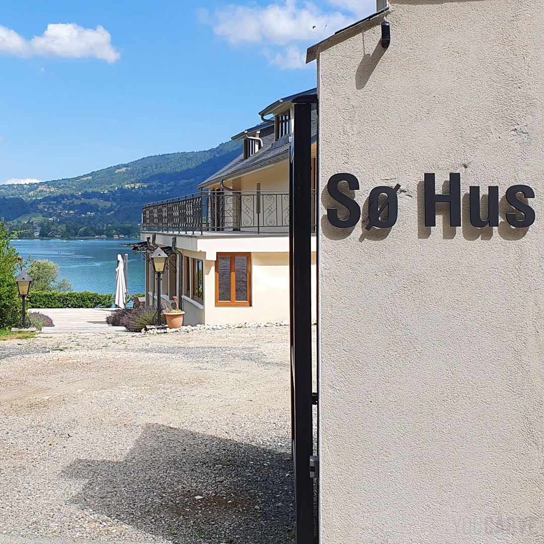 Réalisé par Sø Hus : enseigne/signalétique gîte/chambre d'hôte à Aiguebelette, lettres découpées en PVC expansé noir épaisseur 10 mm, fixation sur entretoises avec gabarit de perçage.