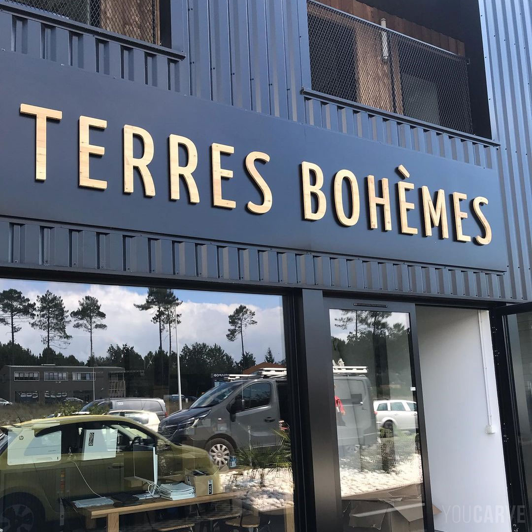 Enseigne réalisée par l’atelier Terres Bohèmes, atelier de céramique et décoration à Soorts Hossegor, enseigne avec lettres découpées en mélèze épaisseur 19 mm, fixées sur entretoises avec gabarit de perçage.