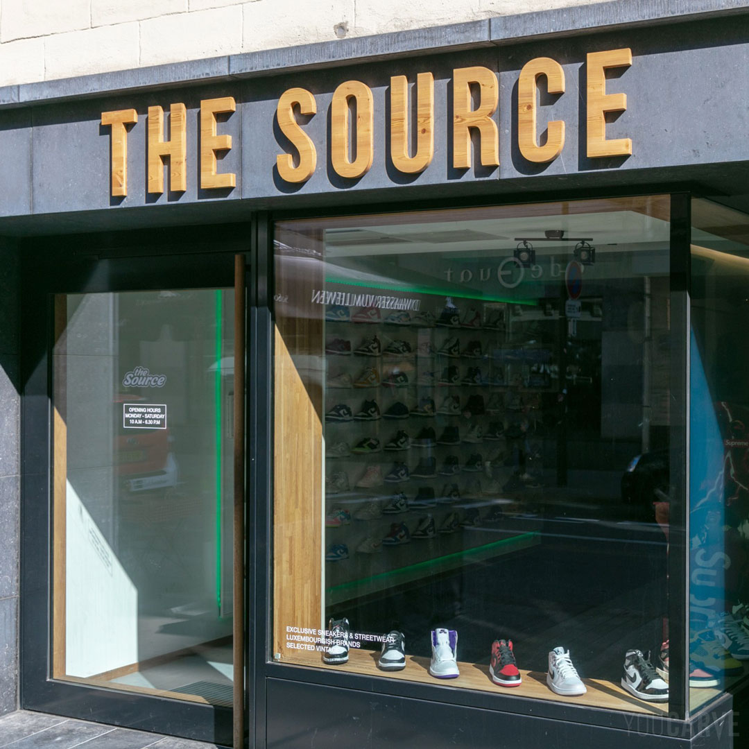 Réalisé par The Source, magasin de chaussures et vêtements à Luxembourg, enseigne avec lettres relief en bois (mélèze épaisseur 26 mm), conception en ligne et installation par notre client.