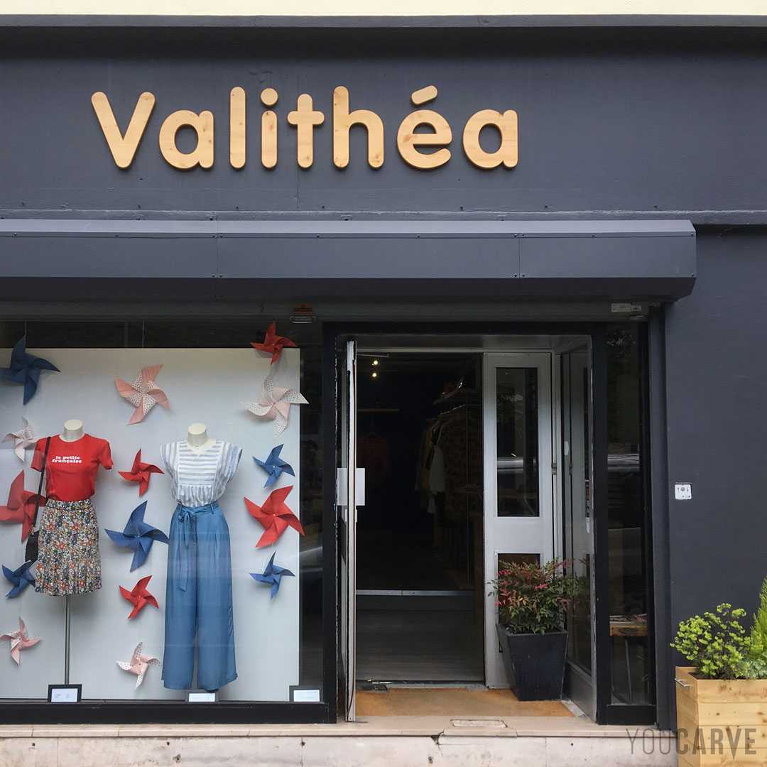Réalisé par Valithéa, magasin de mode et prêt-à-porter à Orléans, enseigne en lettres découpées en bois (mélèze épaisseur 26 mm), fixation sur entretoises avec gabarit de perçage.