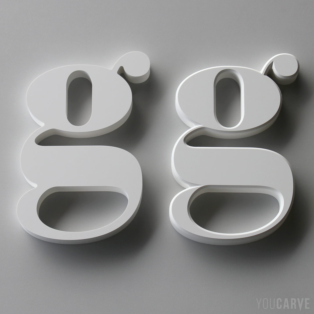 Comparaison de la finition sans/avec chanfrein sur 2 lettres g découpées PVC expansé blanc épaisseur 19 mm
