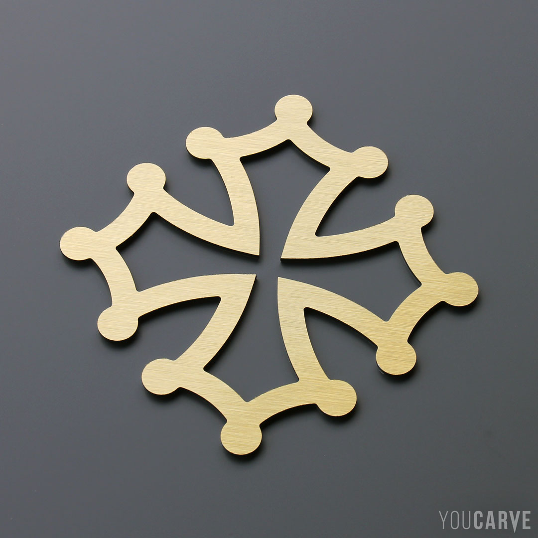 Symbole/forme de la croix occitane découpée en aluminium dibond brossé doré (épaisseur 3 mm), pour l’enseigne, la signalétique et la décoration.
