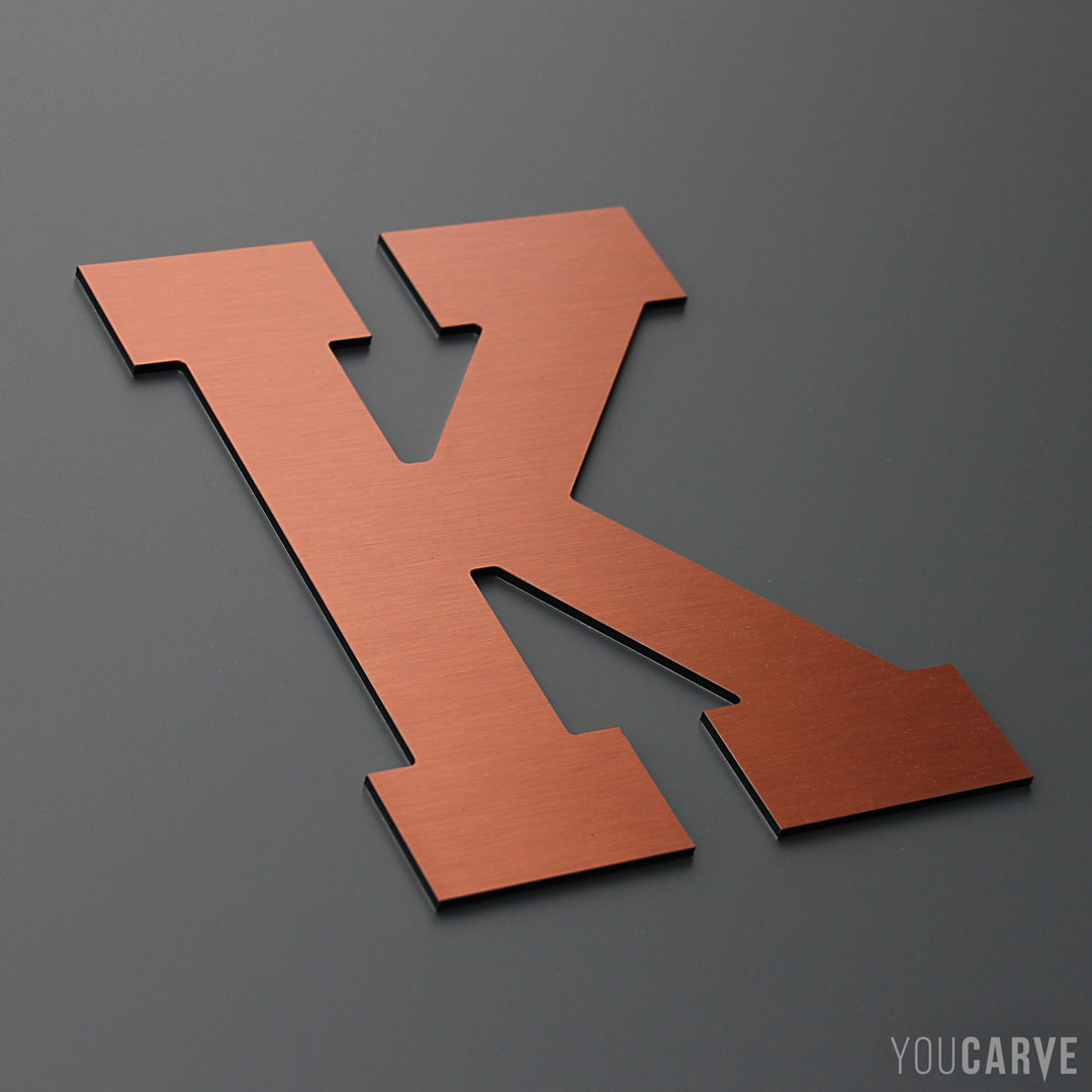 Lettre K découpée en aluminium-dibond brossé cuivré (épaisseur 3 mm), pour l’enseigne et la signalétique.