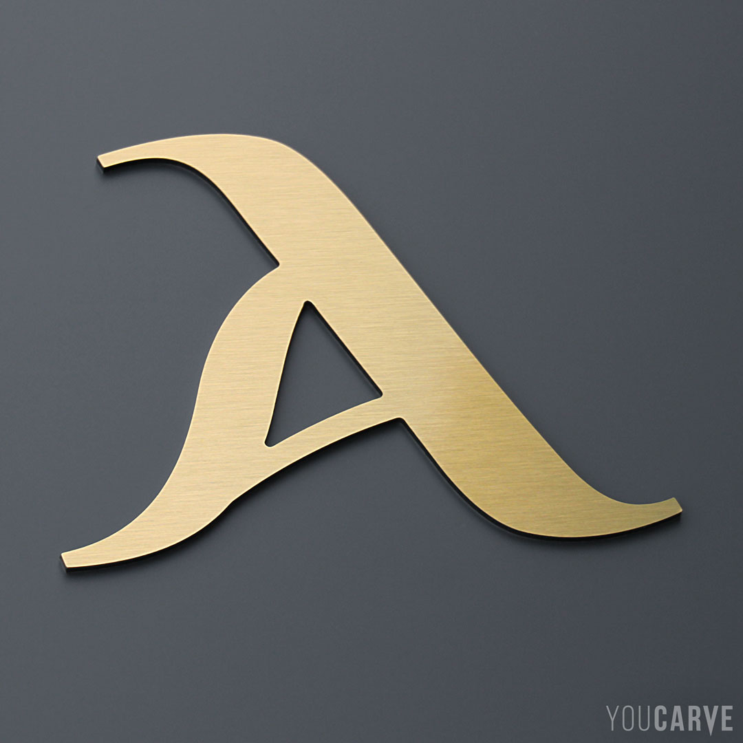 Lettre A découpée en aluminium-dibond brossé doré (épaisseur 3 mm), pour l’enseigne et la signalétique.