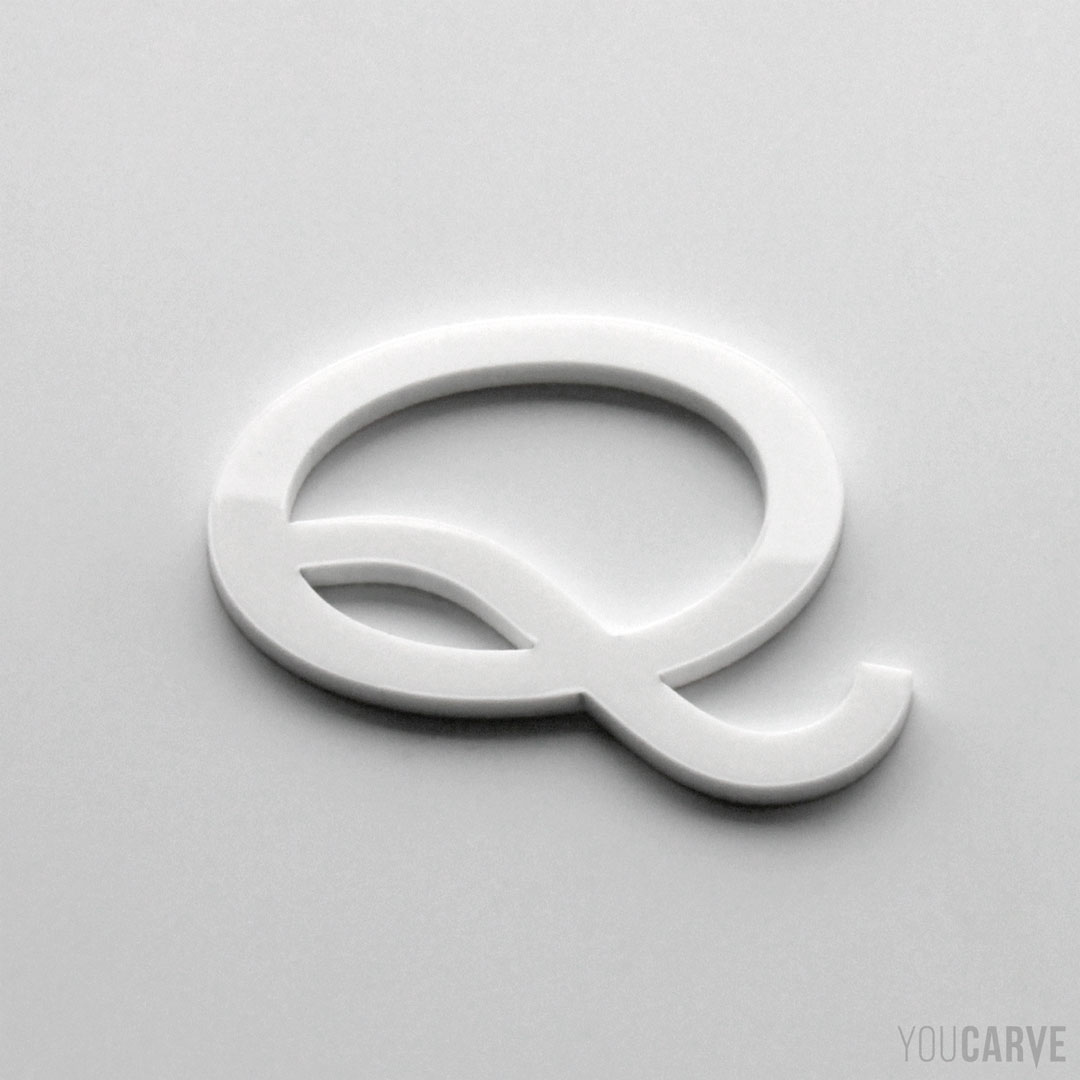Lettre Q découpée au laser en plexi (PMMA blanc brillant épaisseur 3 mm), pour l’enseigne, la signalétique et la décoration.