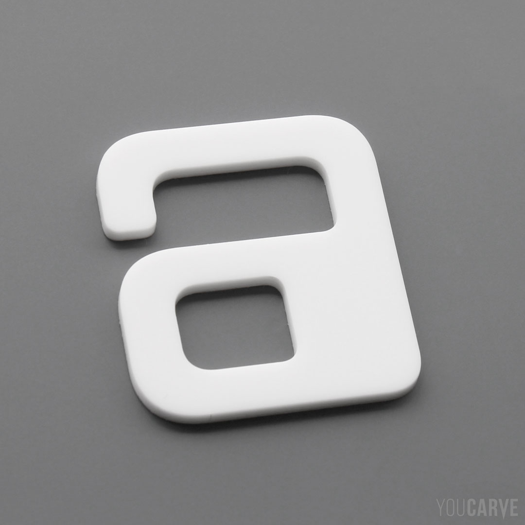 Lettre a découpée au laser en plexi (PMMA blanc mat épaisseur 3 mm), pour l’enseigne, la signalétique et la décoration.