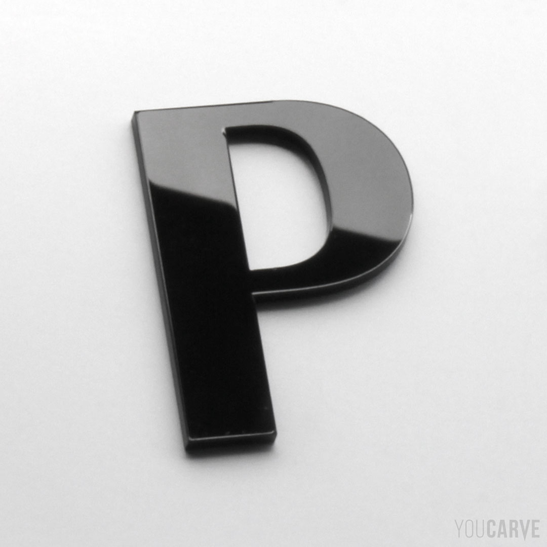 Lettre P découpée au laser en plexi (PMMA noir brillant épaisseur 3 mm), pour l’enseigne, la signalétique et la décoration.