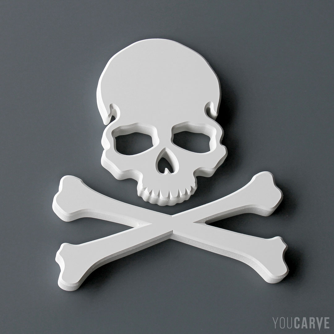 Icône de crâne de squelette / tête de mort (skull and bones), découpée en PVC expansé blanc épaisseur 10 mm, pour l’enseigne, la signalétique ou la décoration.