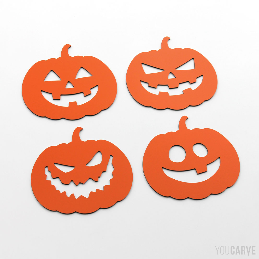 Formes de citrouilles d’Halloween (Jack-o’-lantern) découpées en aluminium-dibond laqué orange RAL 2004 mat (épaisseur 3 mm), pour la signalétique et la décoration.