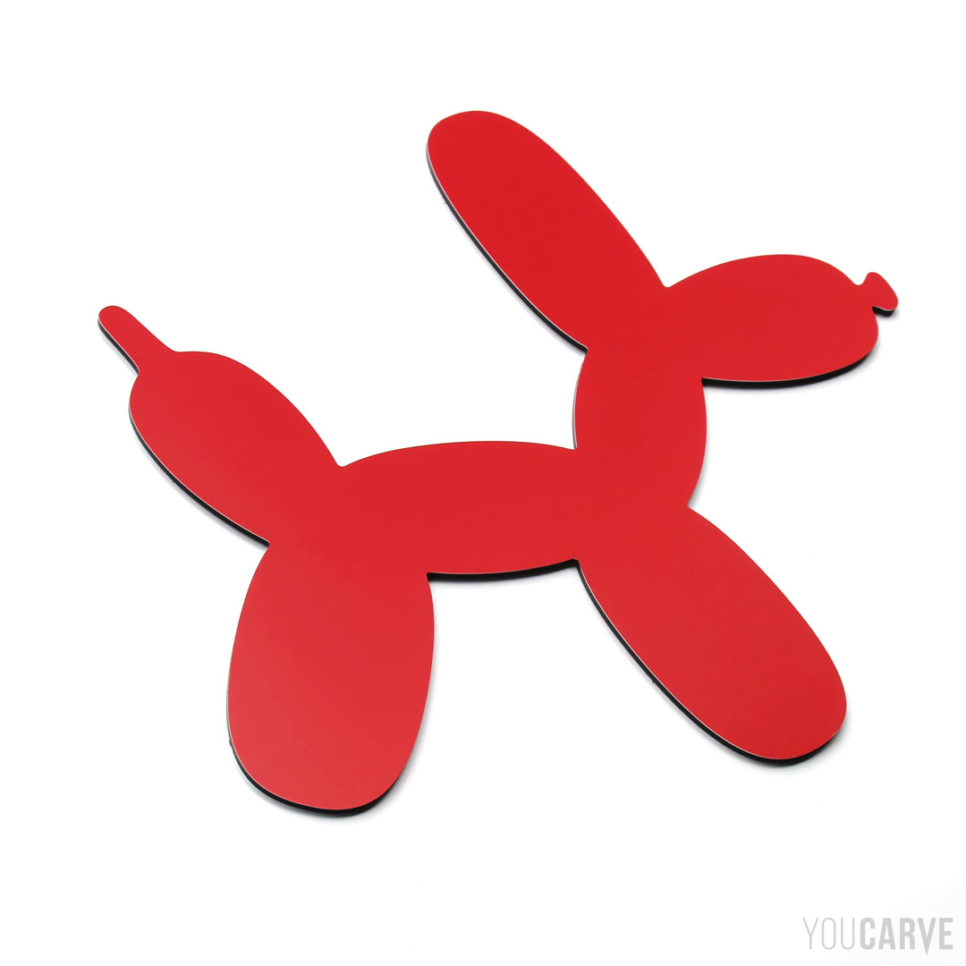 Icône/forme de chien-ballon (balloon dog) découpée en aluminium-dibond laqué rouge RAL 3020 mat (épaisseur 3 mm), pour l’enseigne, la signalétique et la décoration