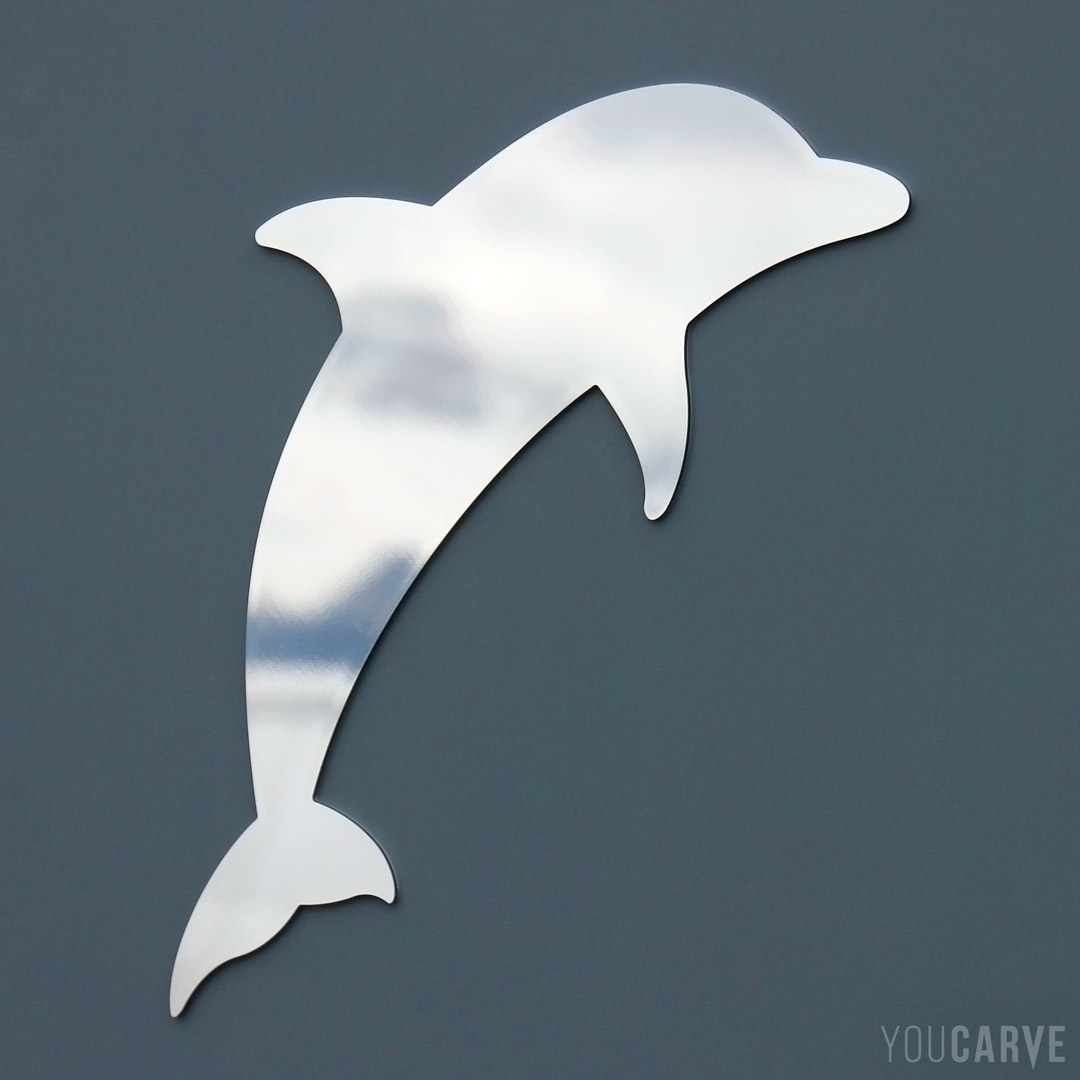Icône/silhouette de dauphin découpée en aluminium-dibond miroir (épaisseur 3 mm), pour l’enseigne, la signalétique et la décoration.