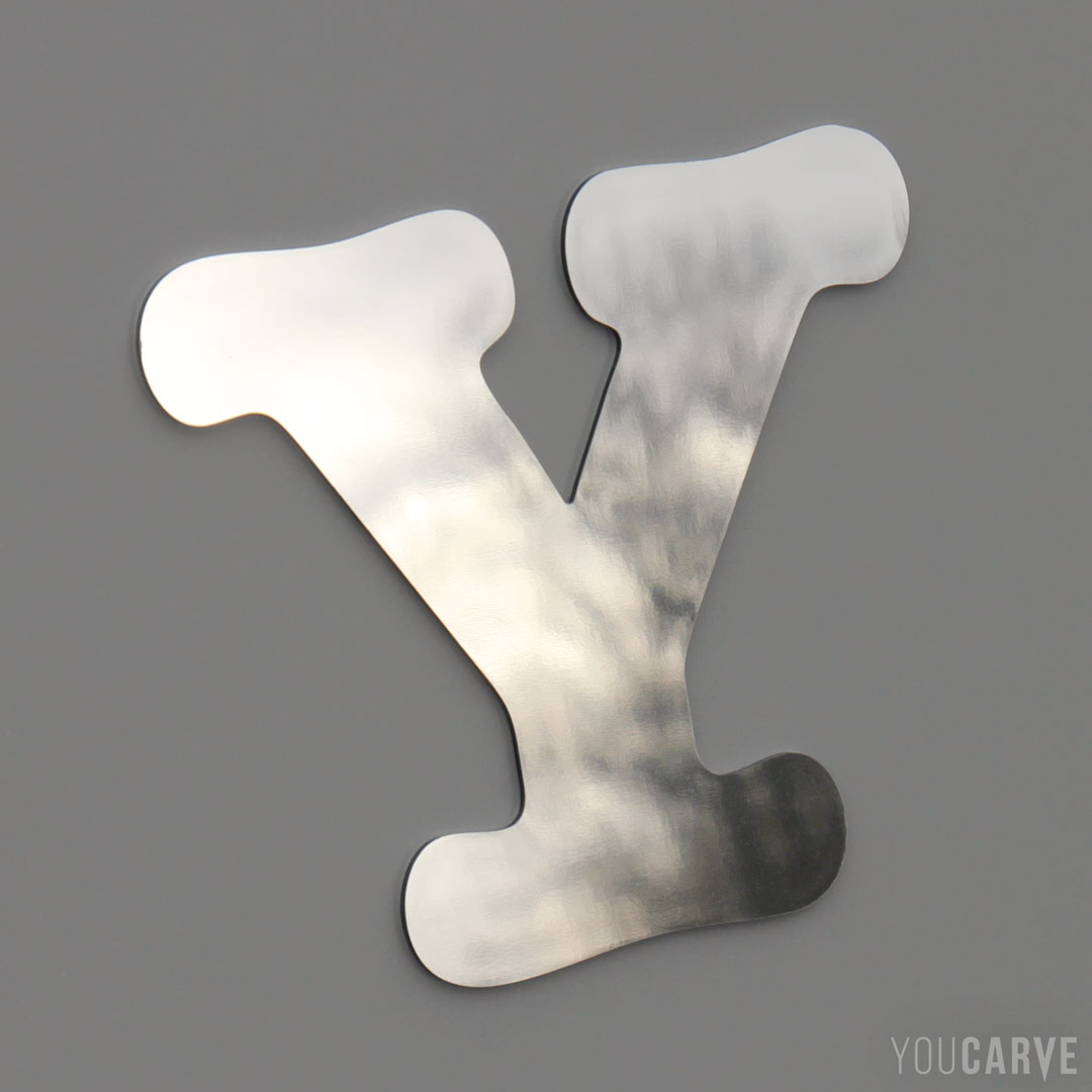 Lettre Y découpée en aluminium-dibond miroir (épaisseur 3 mm), pour l’enseigne et la signalétique.