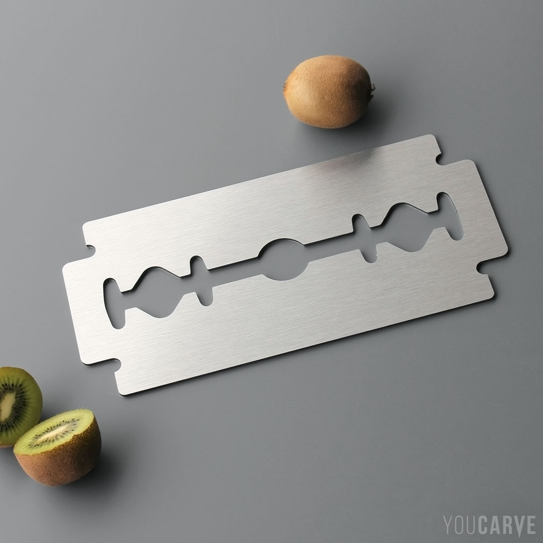 Forme/silhouette de lame de rasoir géante (giant razor blade) découpée en dibond-aluminium brossé (épaisseur 3 mm), pour l’enseigne, la signalétique ou la décoration.