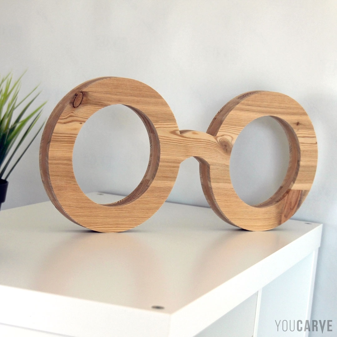 Formes de lunettes découpées en mélèze (épaisseur 26 mm) à poser sur un meuble, signalétique et décoration pour un opticien.