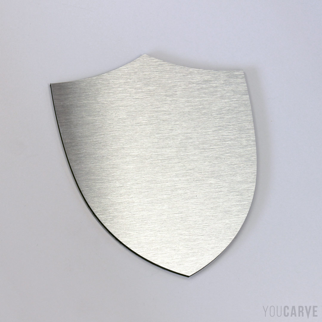 Forme de blason découpée en dibond aluminium brossé (épaisseur 3 mm), pour l’enseigne, la signalétique ou la décoration.