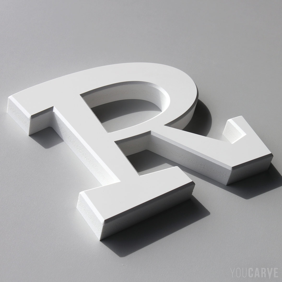 Lettre R découpée en PVC expansé blanc épaisseur 19 mm, pour l’enseigne et la signalétique.
