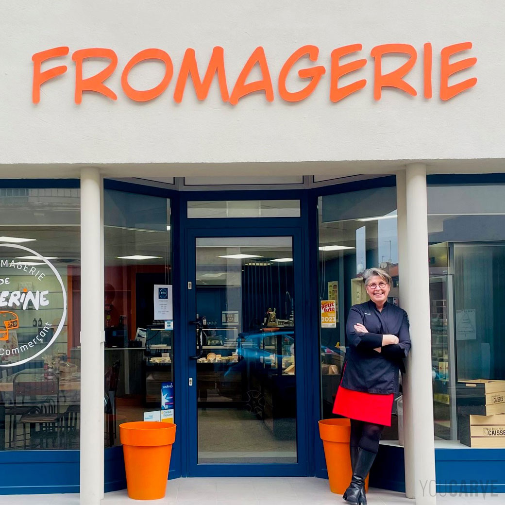 Réalisé par la Fromagerie de Séverine à Saint Symphorien d’Ozon : enseigne avec lettres découpées en aluminium-dibond laqué orange mat (épaisseur 3 mm), fixation sur entretoises avec gabarit de perçage.