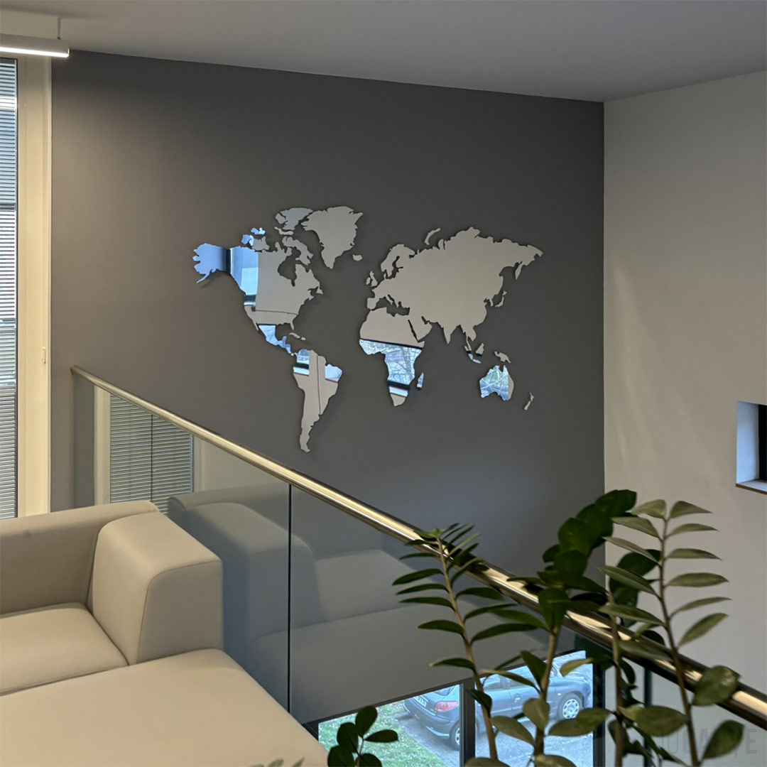 Mappemonde murale en alu-dibond miroir Décoration murale en entreprise, mappemonde murale découpée en alu-dibond miroir, fixations sur entretoises clipsables
