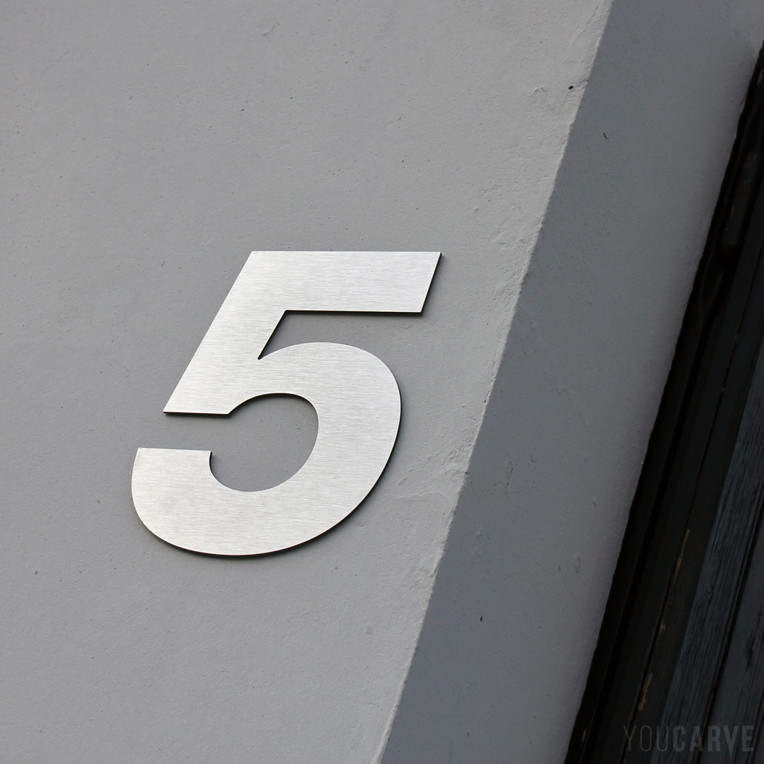 Signalétique numéro de bâtiment, chiffre découpé en dibond aluminium brossé (épaisseur 3 mm), fixation collée.