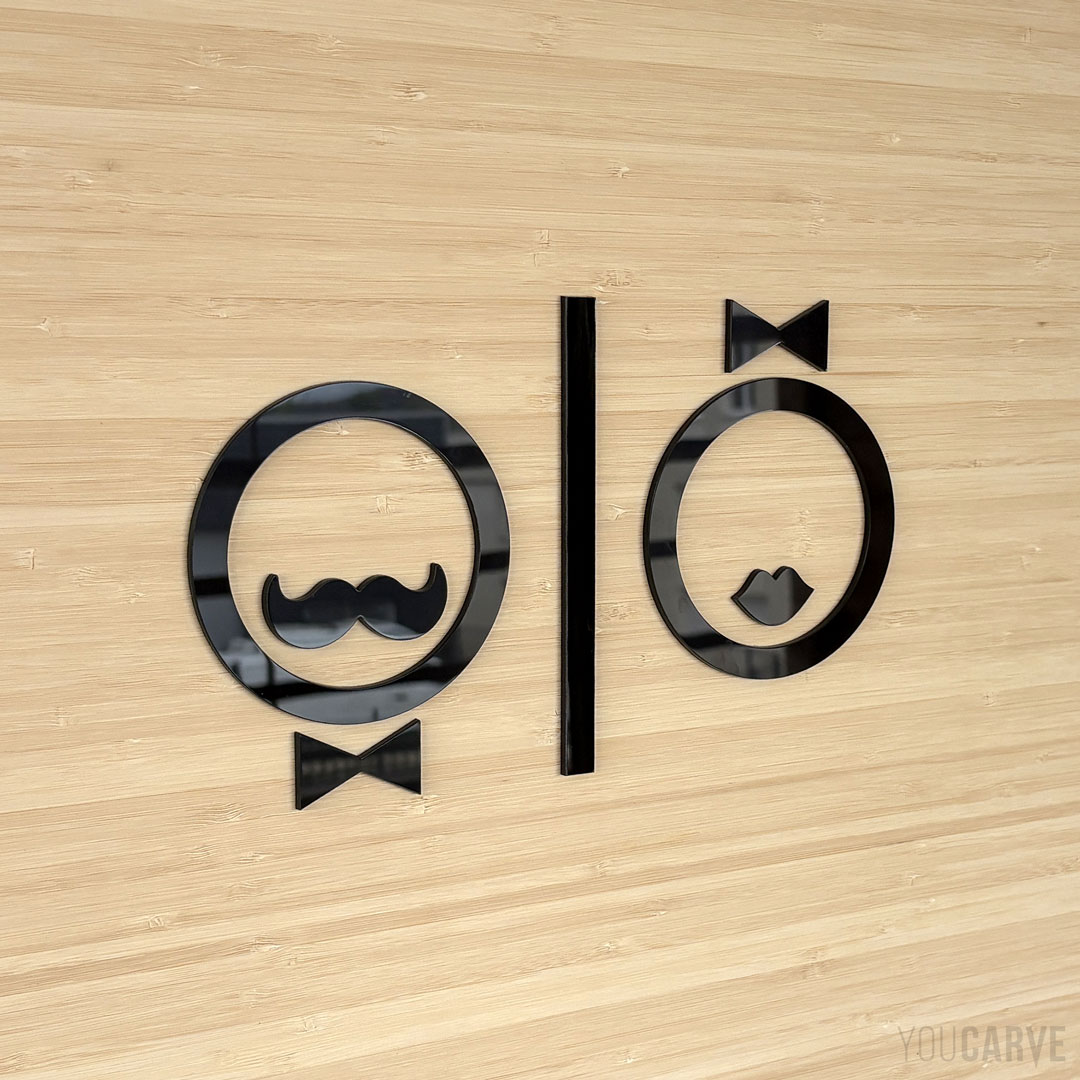 Pictogrammes signalétique toilettes-WC style minimaliste élégant avec nœuds papillon, homme-femme, découpe laser en plexi/PMMA noir brillant ép. 3 mm, fixation double-face sur porte en bambou.